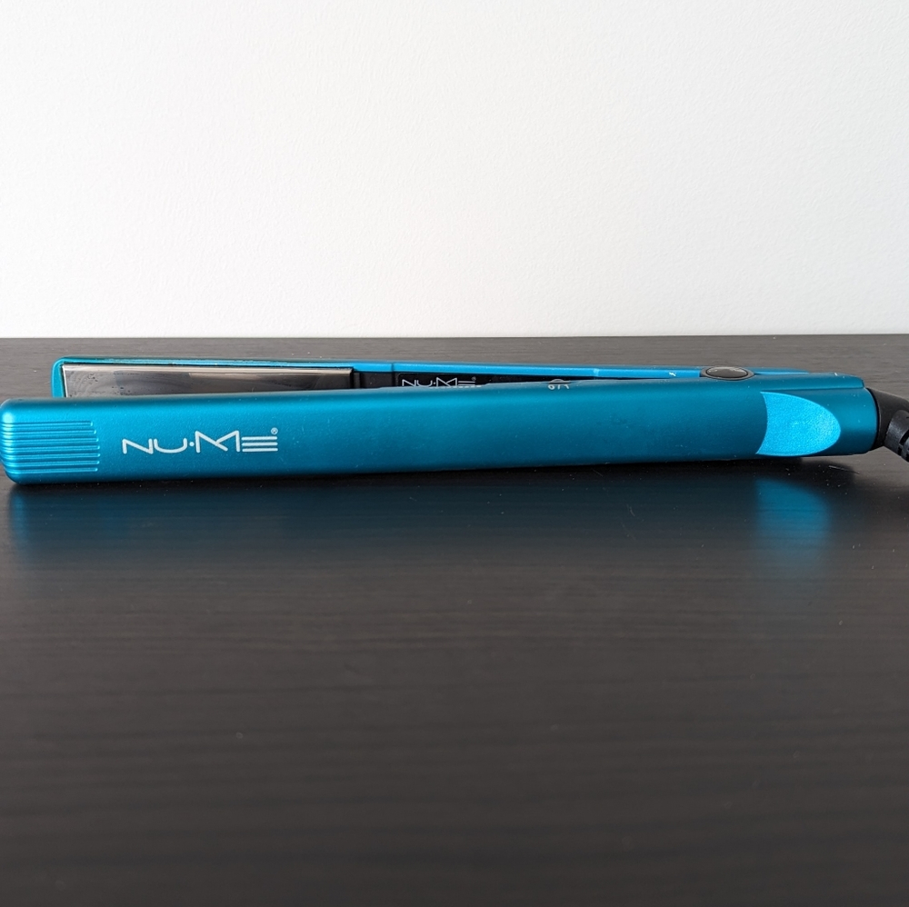 NUME Flatiron (hair straightener)